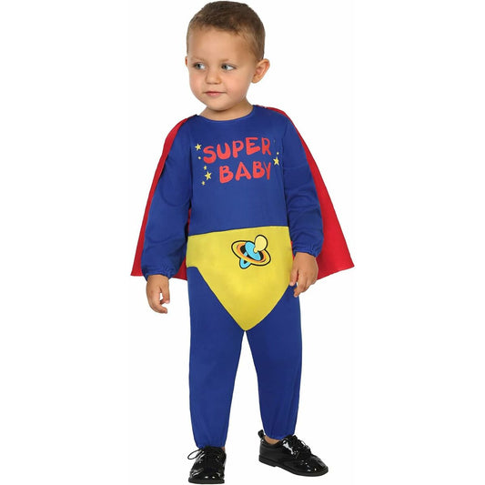 Ett litet barn står och poserar i en tuff Super Baby bebisdräkt med en blå jumpsuit och en röd cape.