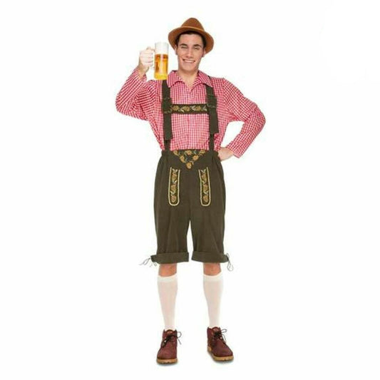 En glad man höjer en ölsejdel, klädd i en komplett tyrolerdräkt med röd-rutig skjorta, mörkgröna lederhosen och en brun hatt.