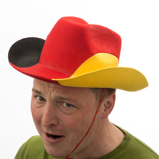 En man med ett roligt ansiktsuttryck bär en Tysklandsfärgad Cowboyhatt i svart, rött och gult.