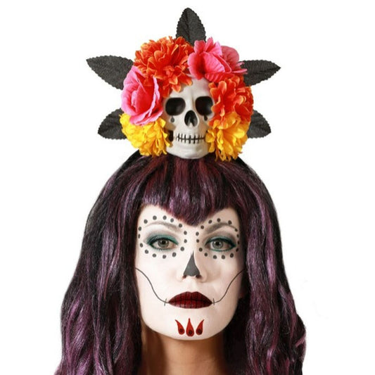 En kvinna med Sugar Skull-smink bär ett Vackert Day of the Dead Diadem med en dödskalle och färgglada blommor.