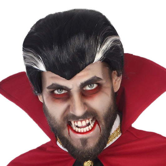 Man i svart Dracula-peruk med vita slingor vid tinningarna, sminkad som vampyr