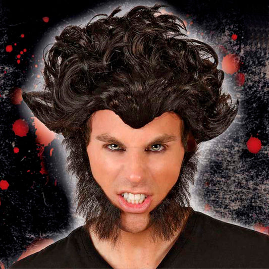Samma varulvsperuk i mörk miljö med blodstänk – perfekt till Halloween eller skräckmaskerad.