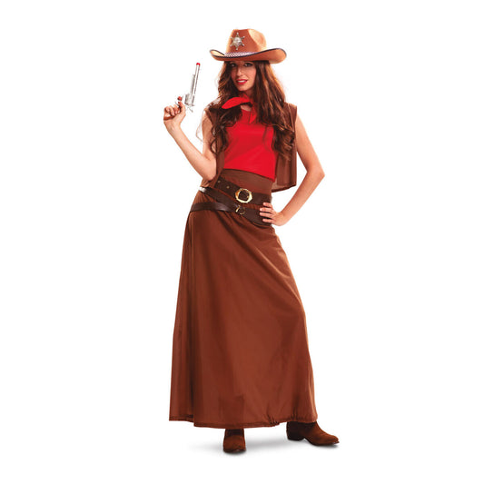 Kvinna i en komplett brun cowgirl-maskeraddräkt med röd ärmlös skjorta, väst, lång kjol och två bälten, poserande med ett hölster för en vilda västern-look.