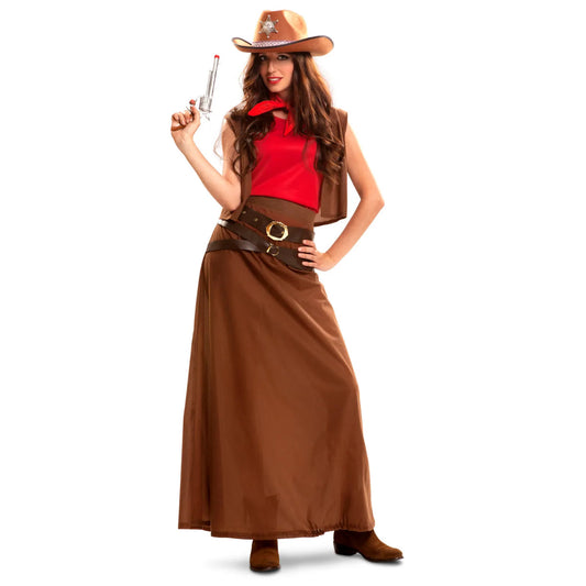 Kvinna i en komplett brun cowgirl-maskeraddräkt med röd ärmlös skjorta, väst, lång kjol och två bälten, poserande med en cowboyhatt och leksakspistol.