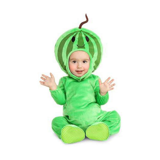 Bebis i grön vattenmelon-maskeraddräkt med randig huva, glad ansiktsdetalj och mjuk overall, sittandes med händerna i vädret.
