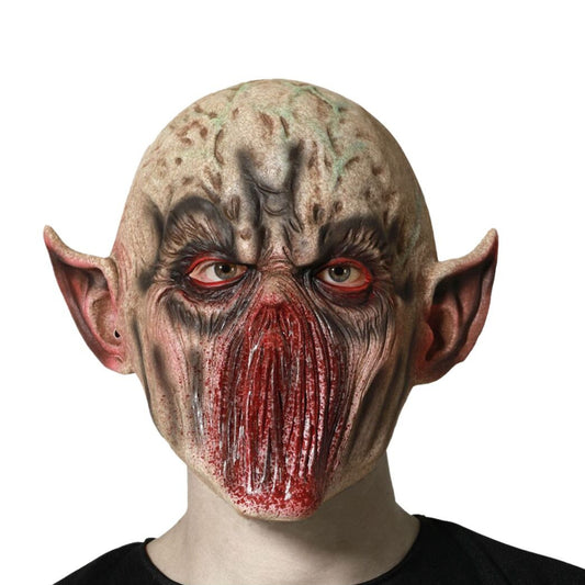 En person bär en Vedervärdig Blodmonster Mask i latex, med ett blekt, skrynkligt ansikte och ett blodigt, upprivet munparti.