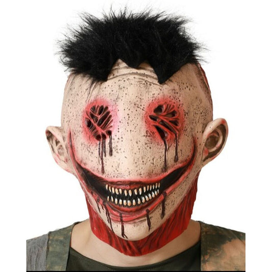En person bär en Vedervärdig Gråtande Varelse Mask i latex, med blodiga ögonhålor, en uppskuren mun och spretigt svart hår.