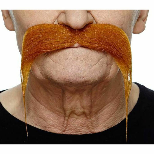 Närbild på en vuxen persons ansikte som bär en stor, yvig och lång, orangefärgad ranger-mustasch som hänger ner längs käklinjen.