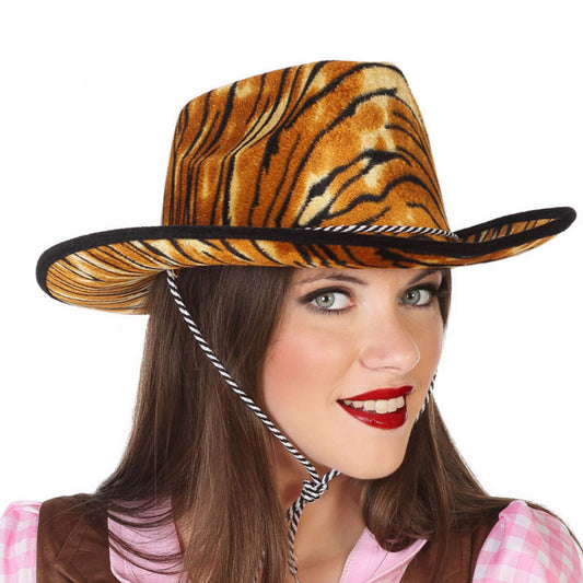 En cowboyhatt med ett brunt och svart tigermönster, svart brätte och en svartvit snodd, buren av en kvinna för en djärv look.