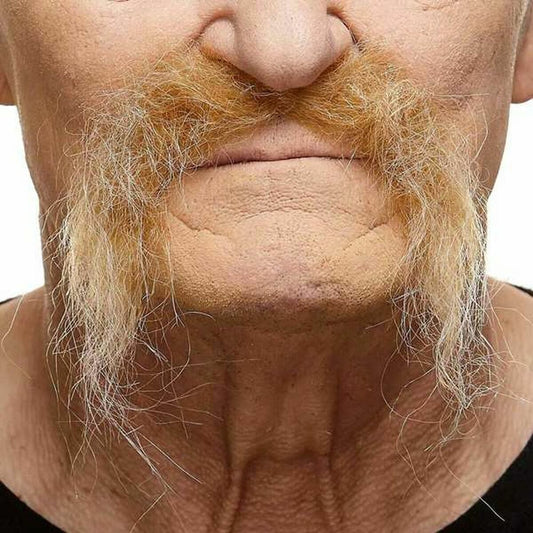 Närbild på en vildvuxen och yvig, blond och hängande biker-mustasch på en man.