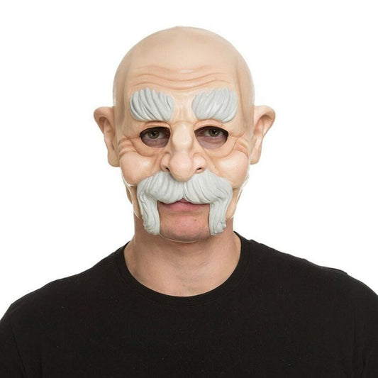 En person bär en halvmask i latex som föreställer en flintskallig gammal gubbe med stora, buskiga gråa ögonbryn och en imponerande grå mustasch.