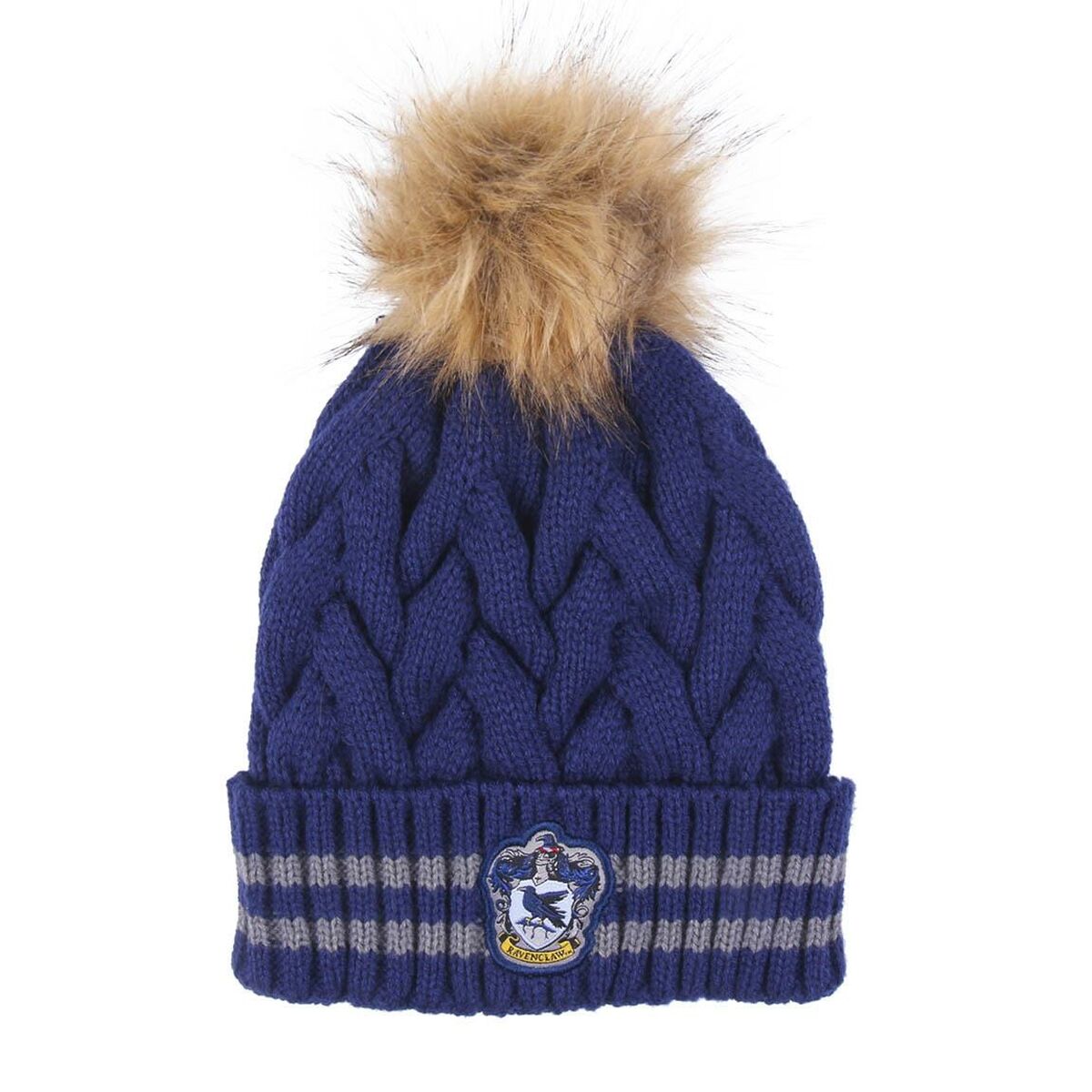 En stickad, blå och silverfärgad Vis Ravenclaw Mössa med en stor, fluffig tofs och Ravenclaws örn-emblem.