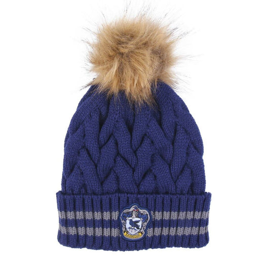 En stickad, blå och silverfärgad Vis Ravenclaw Mössa med en stor, fluffig tofs och Ravenclaws örn-emblem.