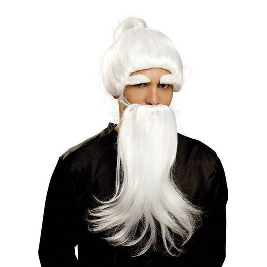 En man med intensiv blick bär ett komplett, vitt peruk-kit som föreställer en asiatisk sensei, med en hårknut på huvudet, buskiga ögonbryn och ett långt, vitt skägg.