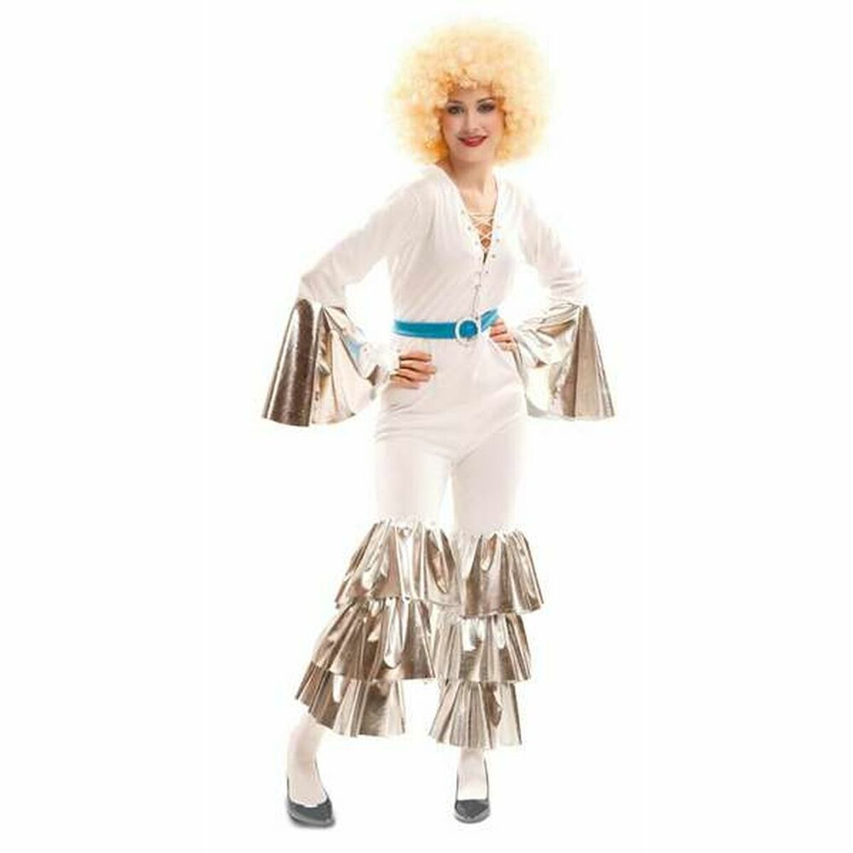 En leende kvinna i en vit discodräkt med stora silverfärgade volanger på ärmarna och benen samt ett blått bälte och en blond afroperuk.