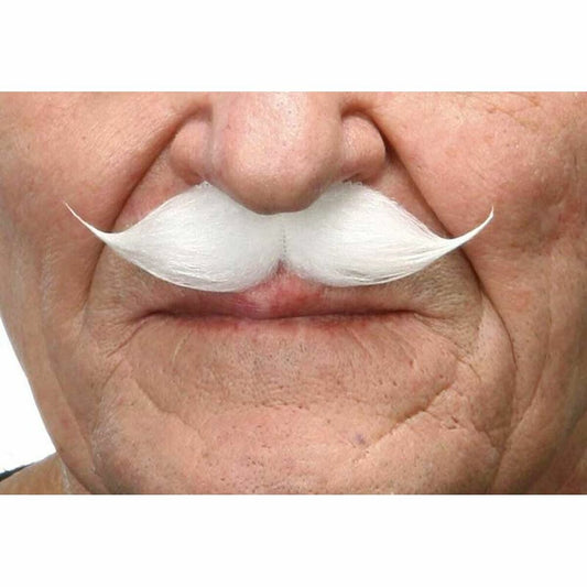 En vit, klassisk gentleman-mustasch med uppåtgående spetsar – perfekt för maskerad och eleganta karaktärer.