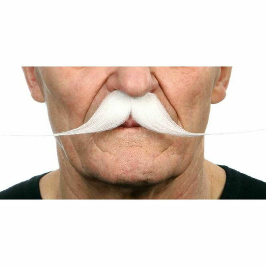 Närbild på en persons ansikte som bär en mycket lång, vit mustasch som sträcker sig rakt ut på båda sidor.