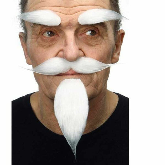 Närbild på en man som bär ett set med vit, buskig mustasch, spetsigt hakskägg och tjocka vita ögonbryn.