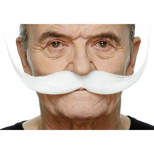 Närbild på en äldre man med en seriös blick som bär en lång, yvig, vit lössmustasch som sveper uppåt i ändarna, fotograferad i studio.