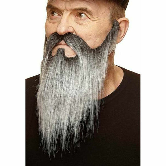 En man bär ett långt, rakt och gråtonat lösskägg med en matchande mustasch, vilket ger utseendet av en vis och mäktig trollkarl.